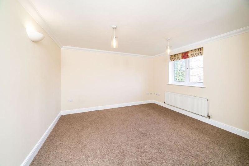 Flat Academia Way in Greater London