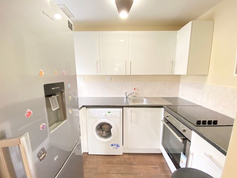 Flat Academia Way in Greater London