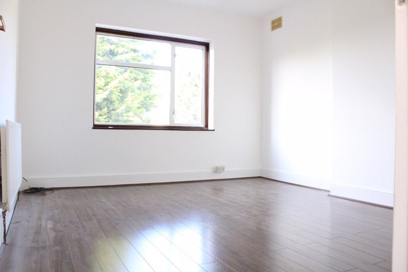 Flat Academia Way in Greater London