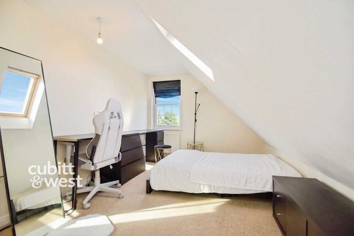 Room Wheatcroft Grove in Rainham
