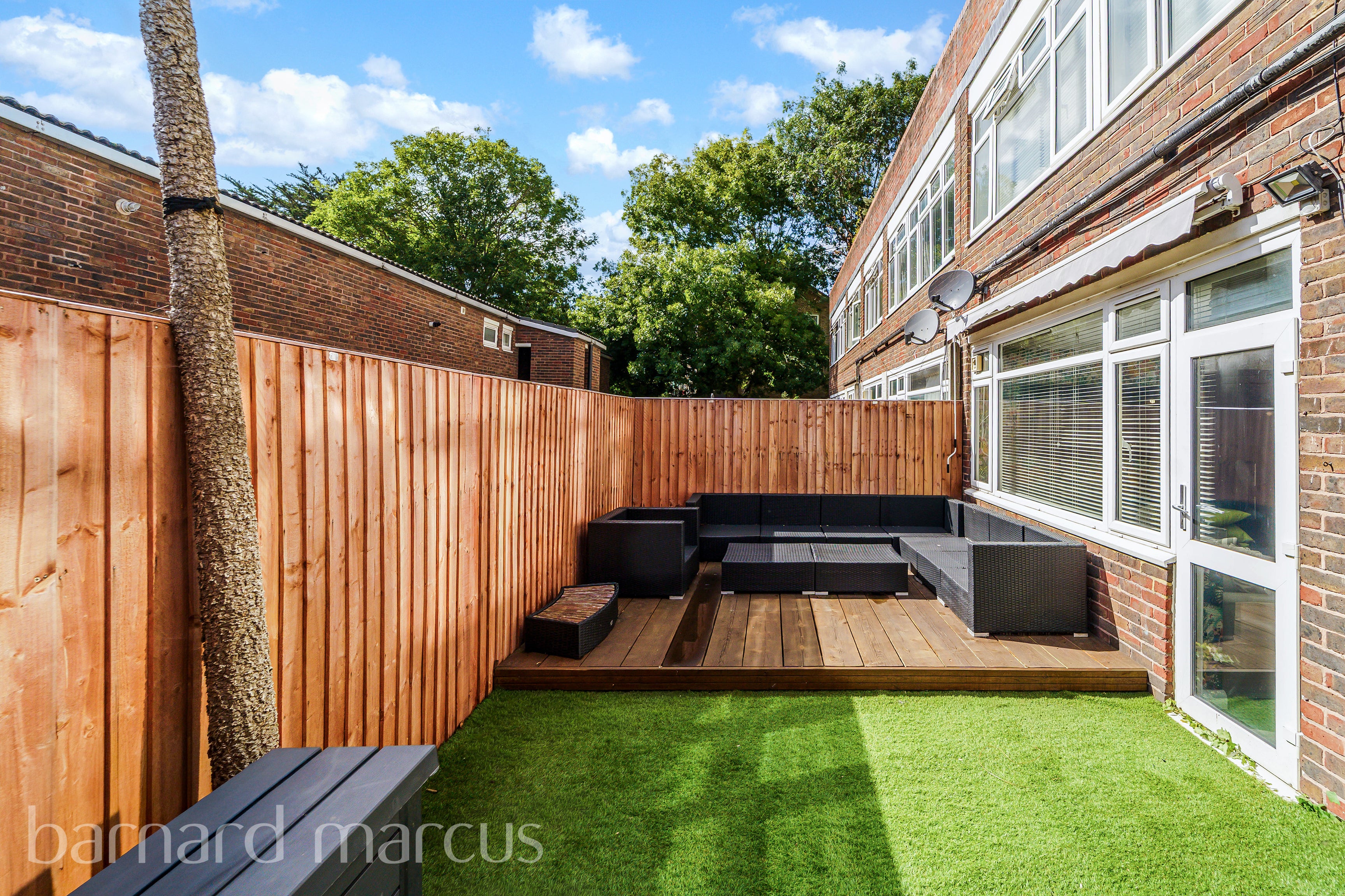 Flat Sawkins Close in Greater London