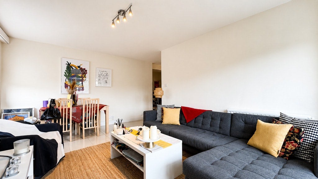 Flat Blair Court in Greater London