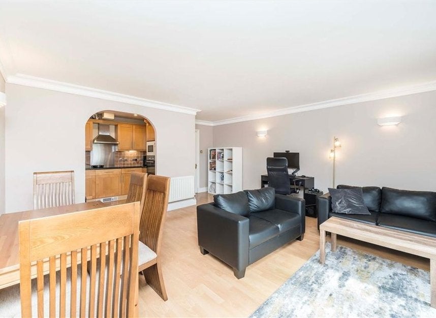 Flat Falmouth Road in Greater London