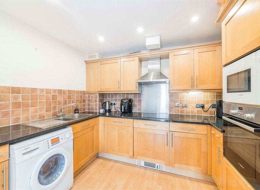 Flat Falmouth Road in Greater London