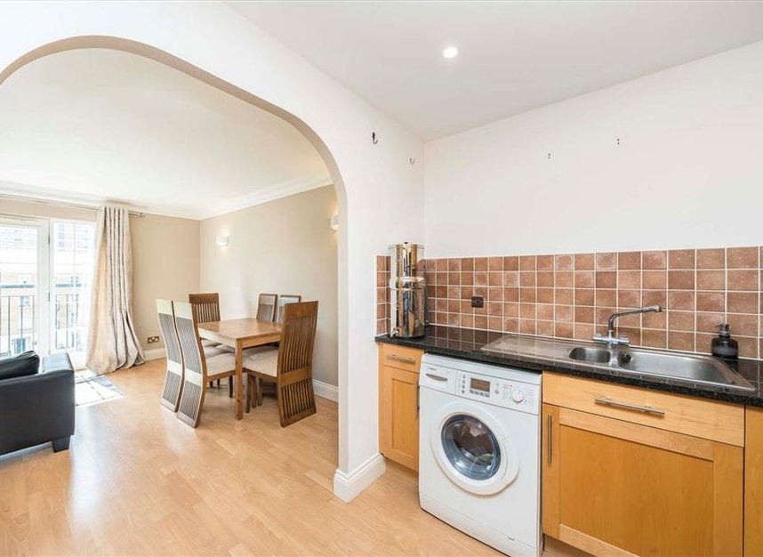 Flat Falmouth Road in Greater London