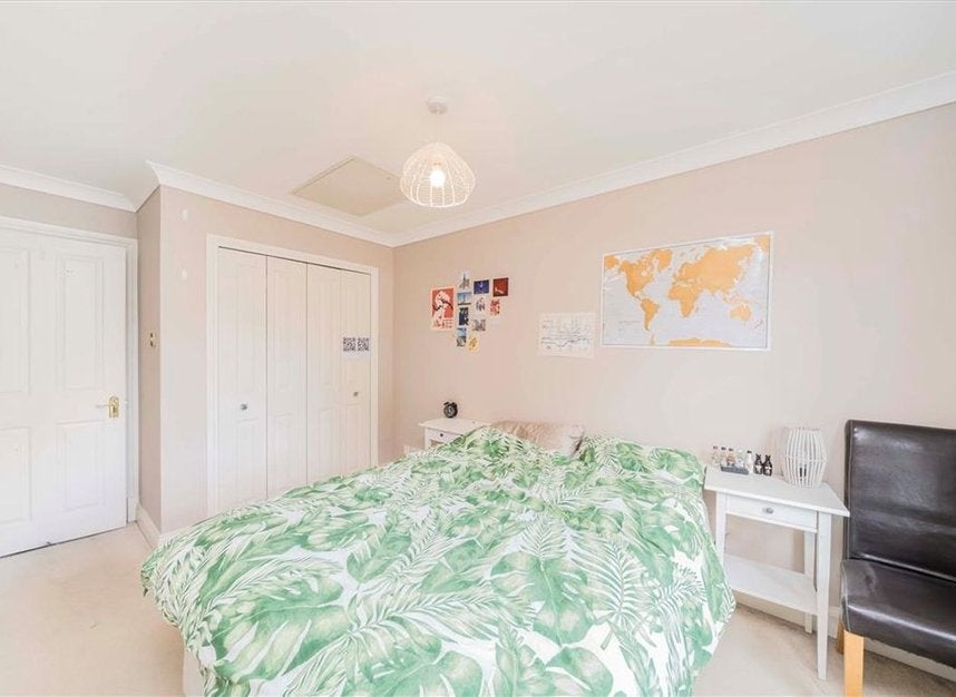 Flat Falmouth Road in Greater London
