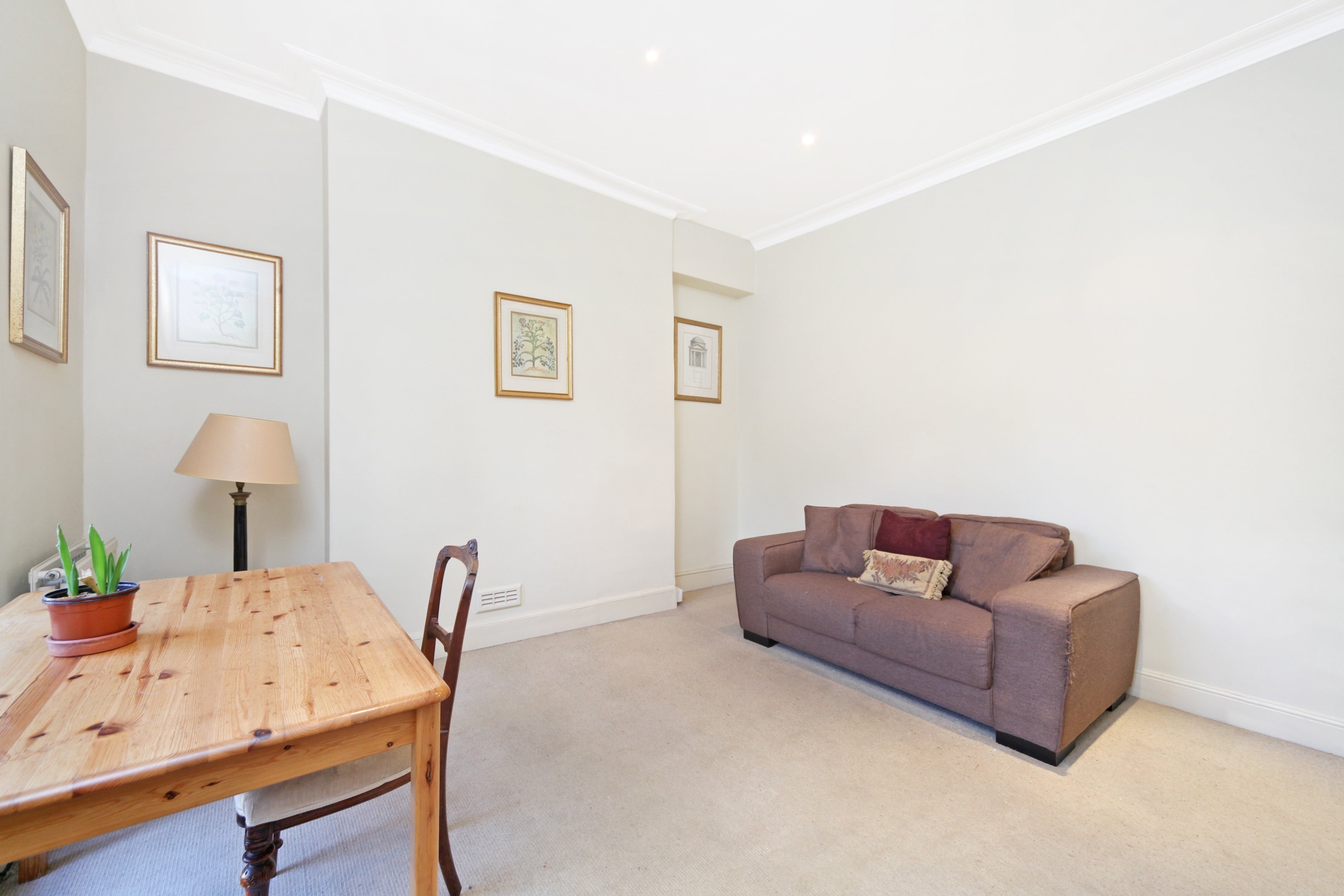 Flat Chalcot Road in Greater London