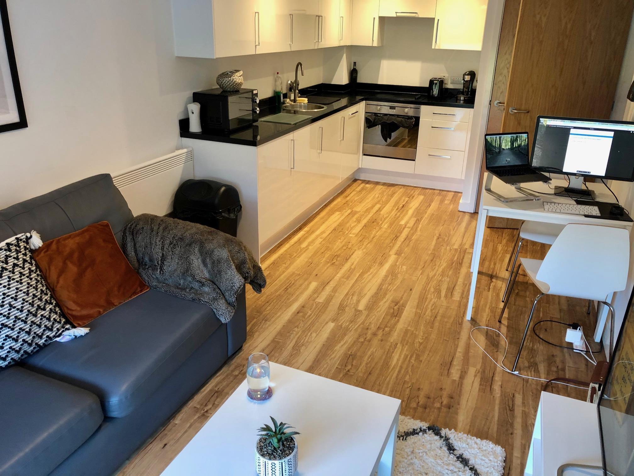 Flat Bouverie Court in Leeds