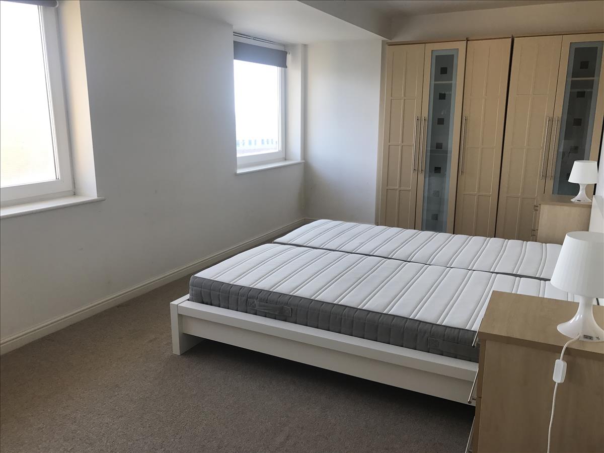 Flat Highfield Road in London