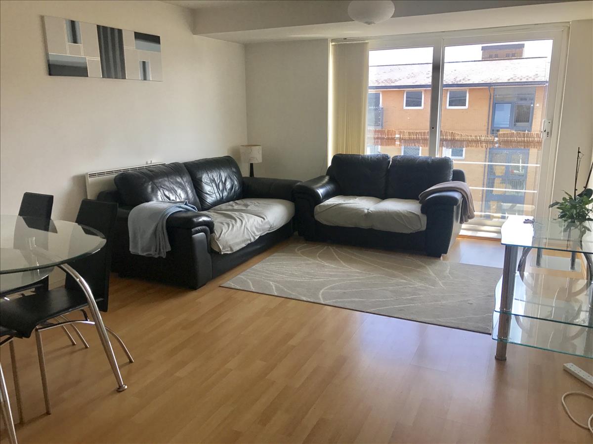 Flat Highfield Road in London