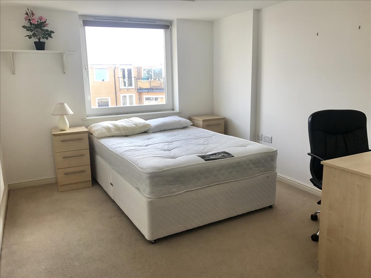 Flat Highfield Road in London