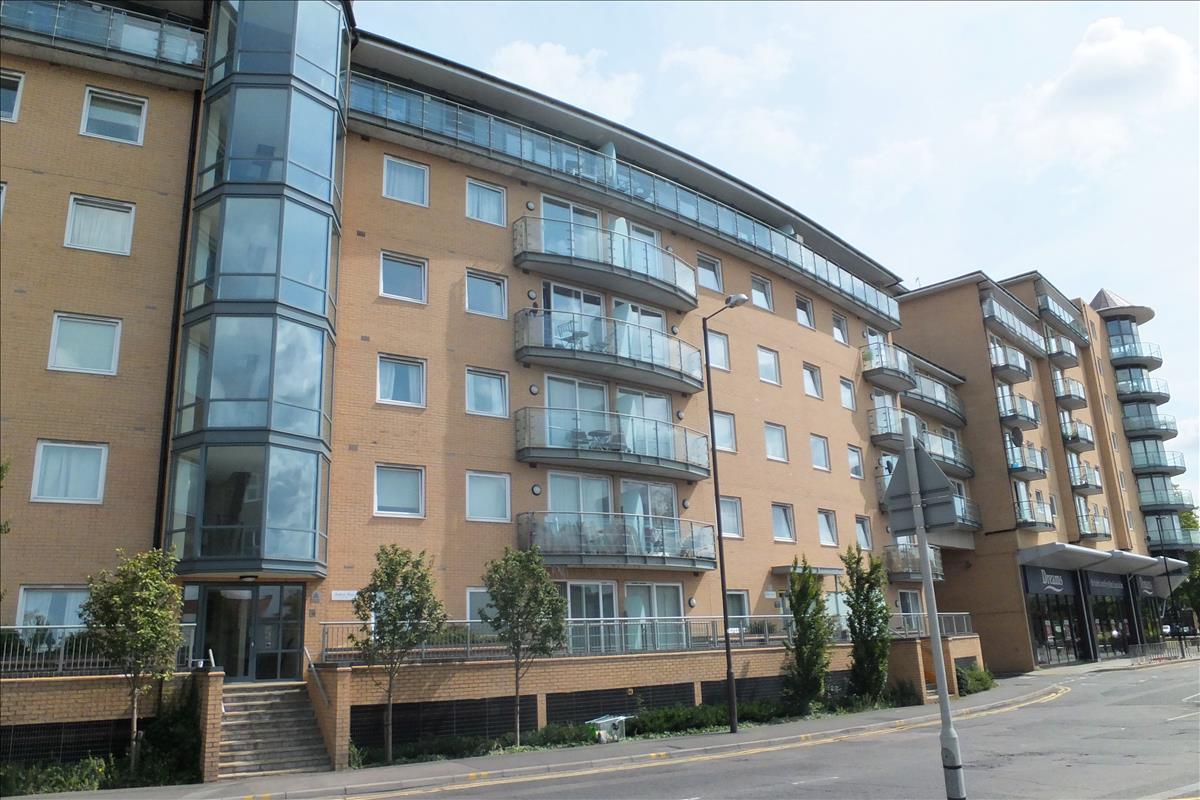 Flat Highfield Road in London