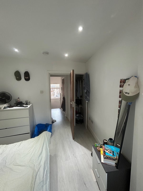 Room Trinder Road in Greater London