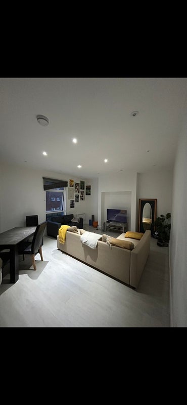 Room Trinder Road in Greater London