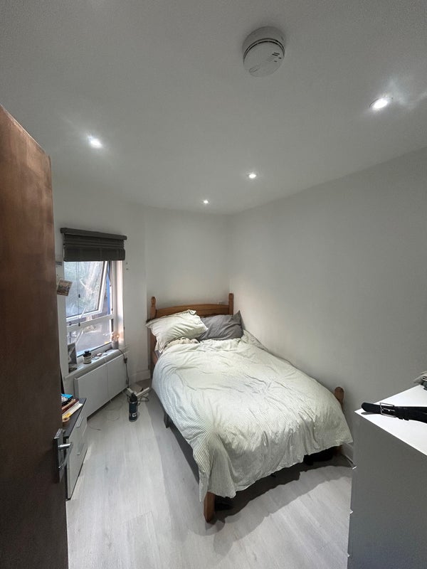 Room Trinder Road in Greater London