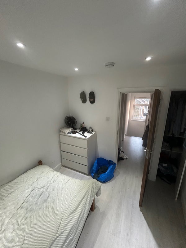 Room Trinder Road in Greater London