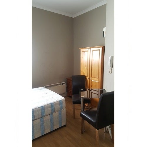 Flat Hogarth Road in Greater London