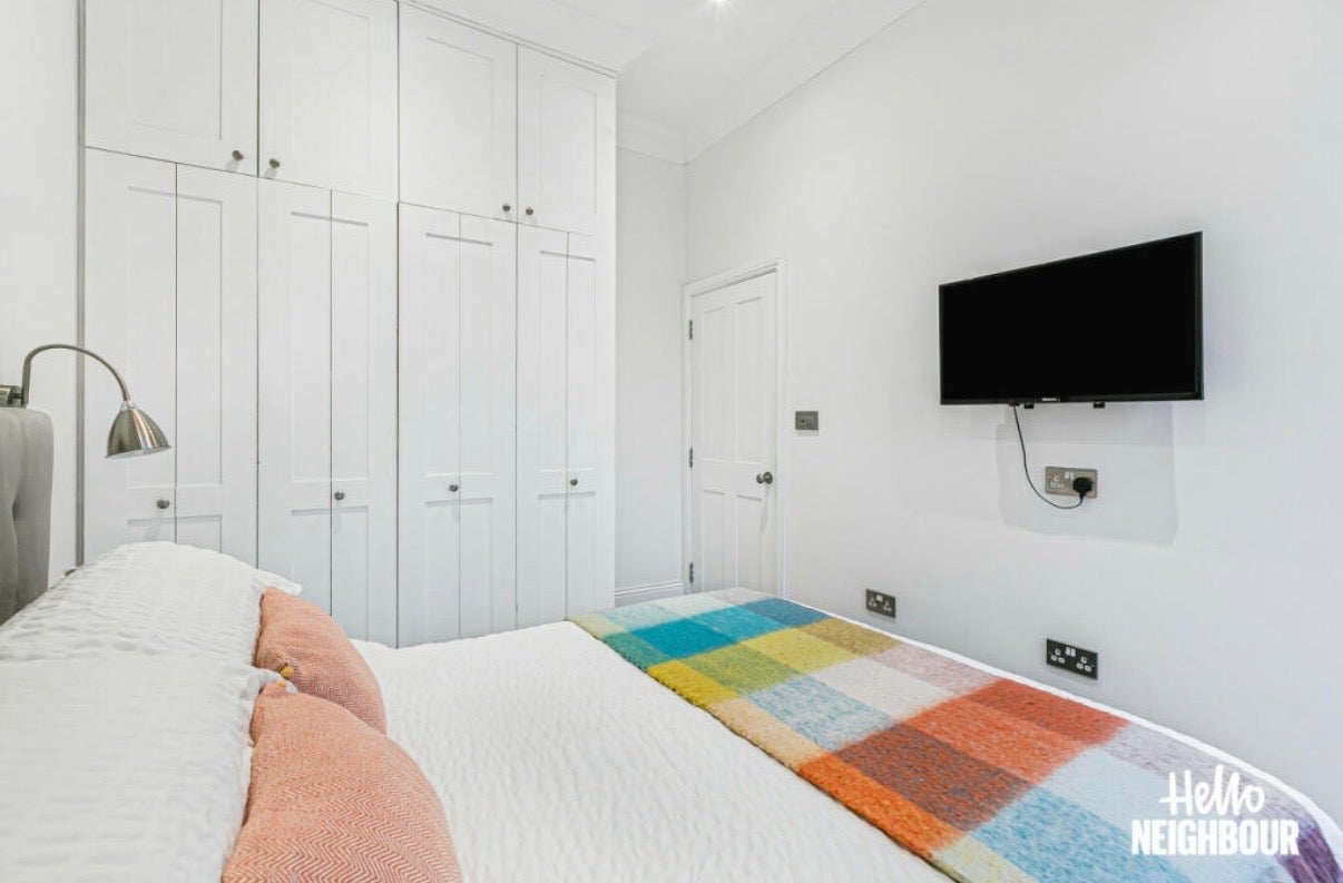 Room Clapham Road in Greater London