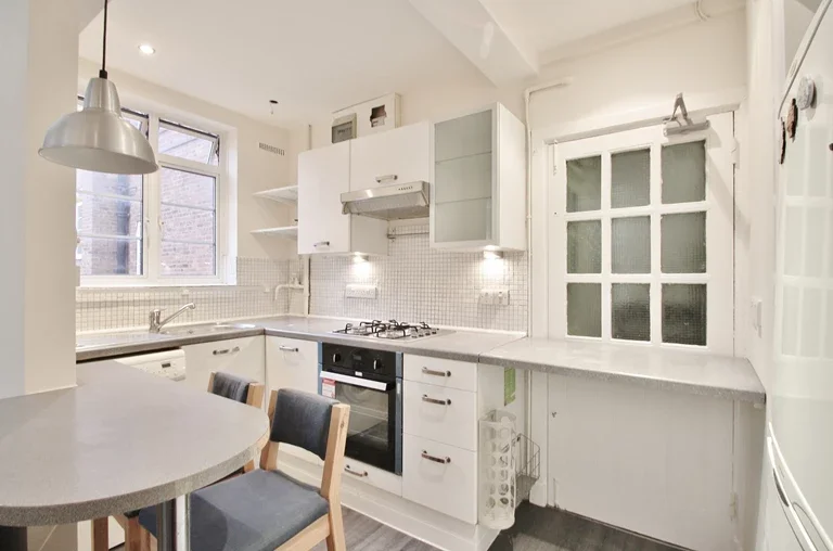 Flat Hammersmith Road in Greater London