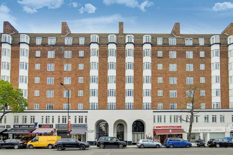 Flat Hammersmith Road in Greater London