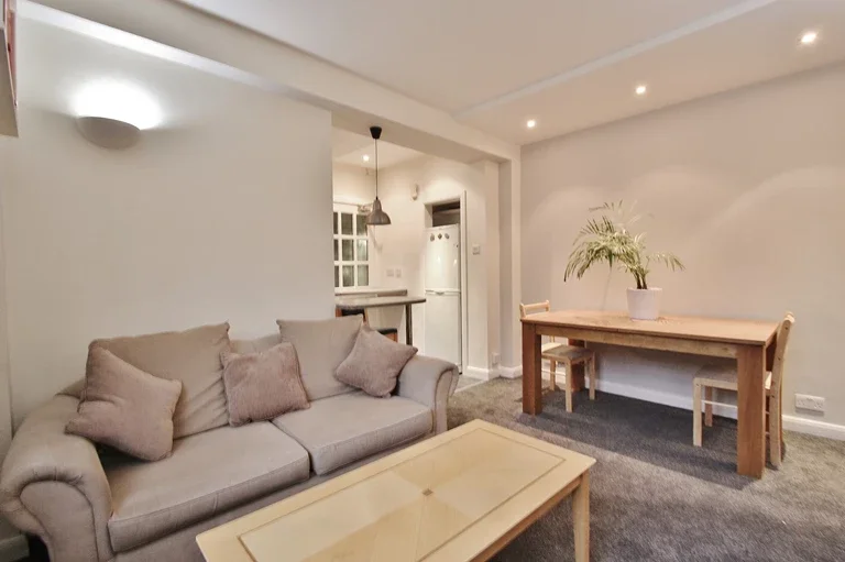 Flat Hammersmith Road in Greater London