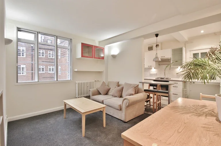Flat Hammersmith Road in Greater London