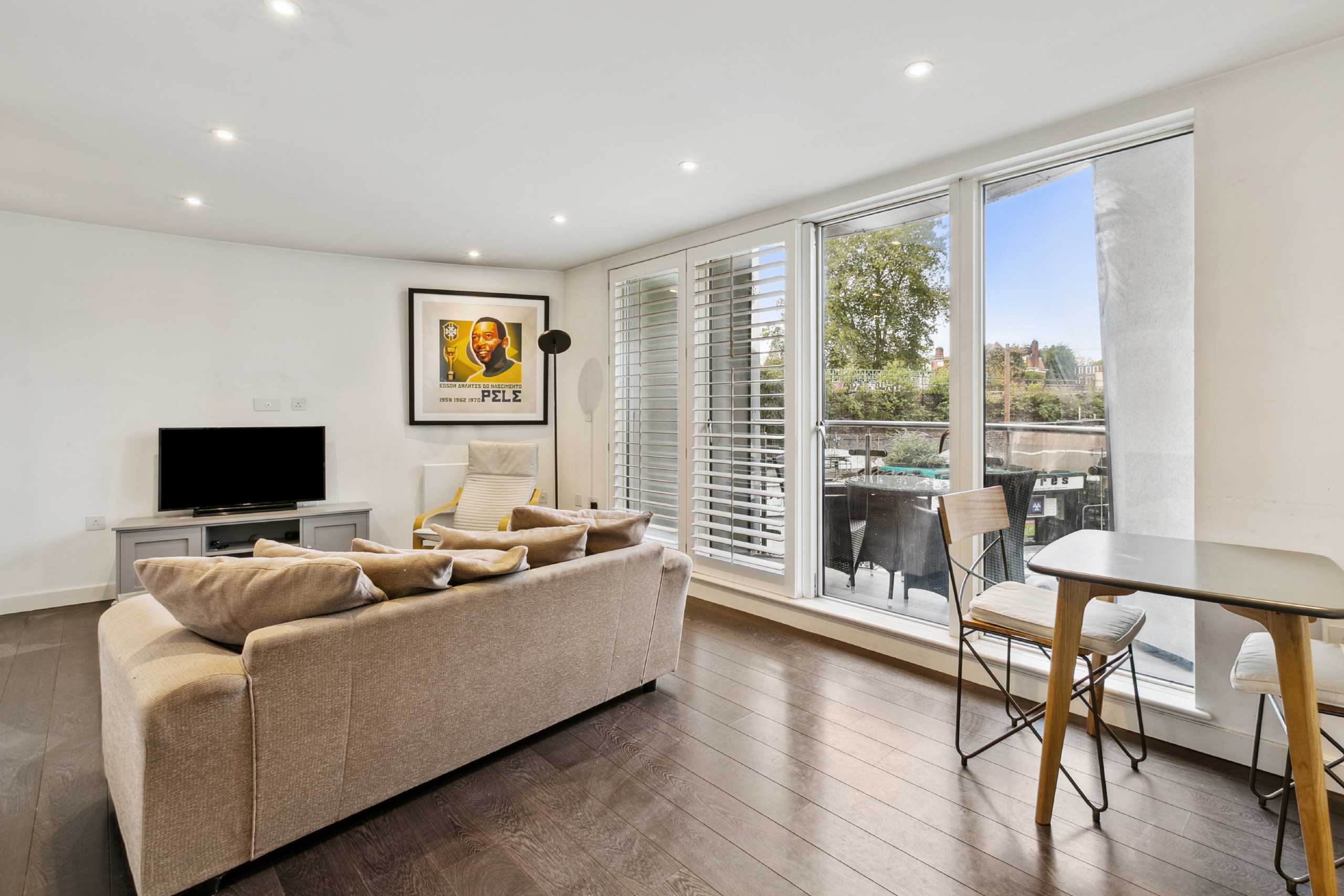 Flat Bellefields Road in Greater London