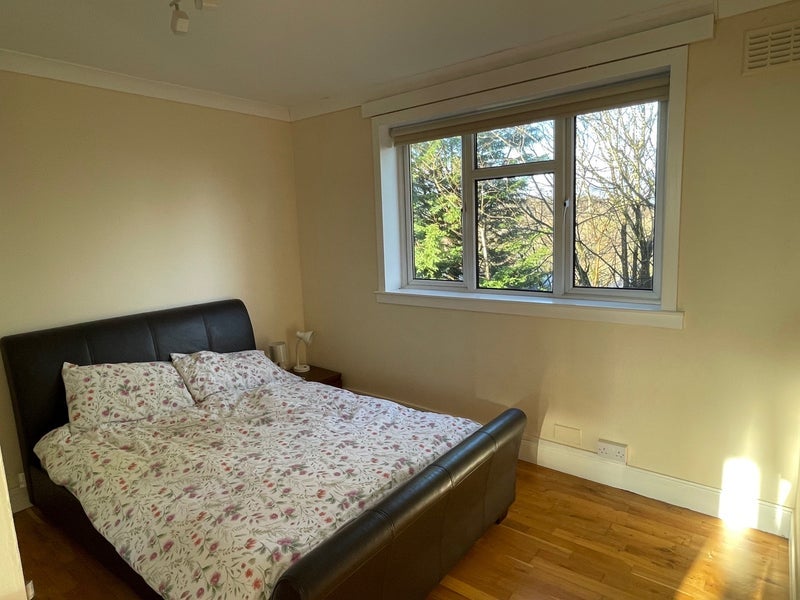 Flat Weymouth Drive in Glasgow