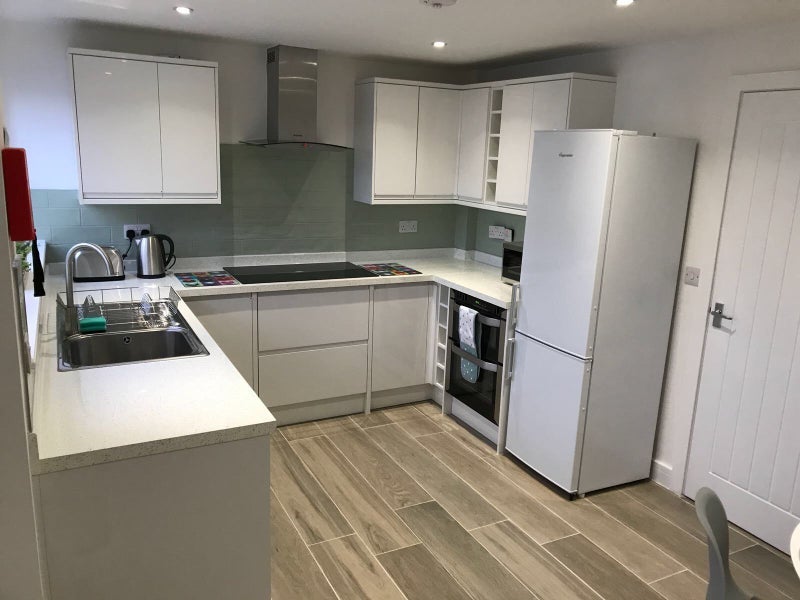 Room Rich Close in Warwick