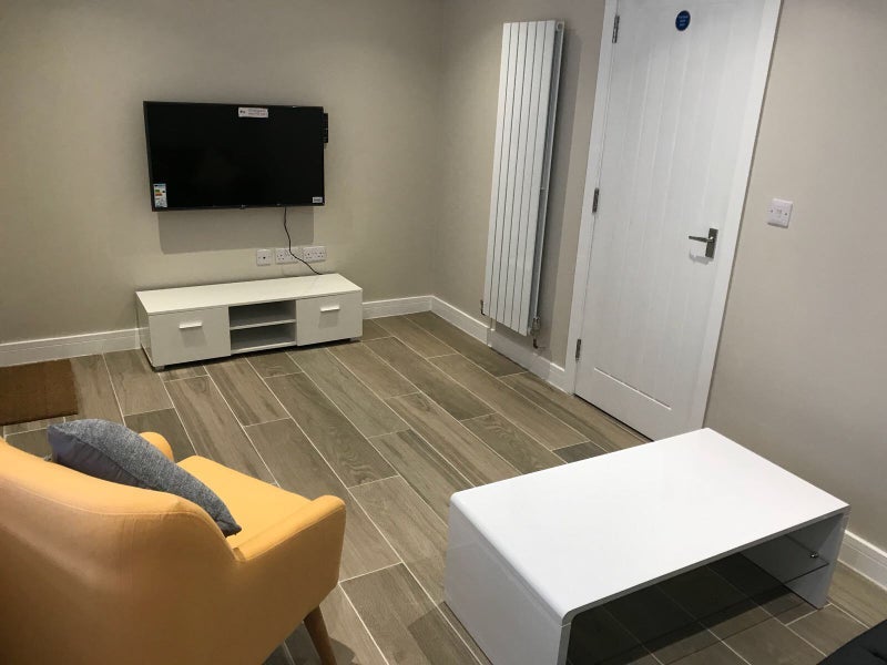 Room Rich Close in Warwick