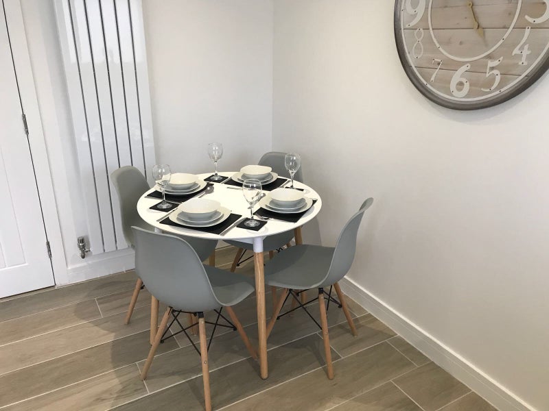 Room Rich Close in Warwick