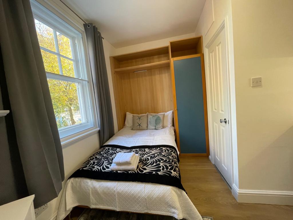 Room Fulham Palace Road in Greater London