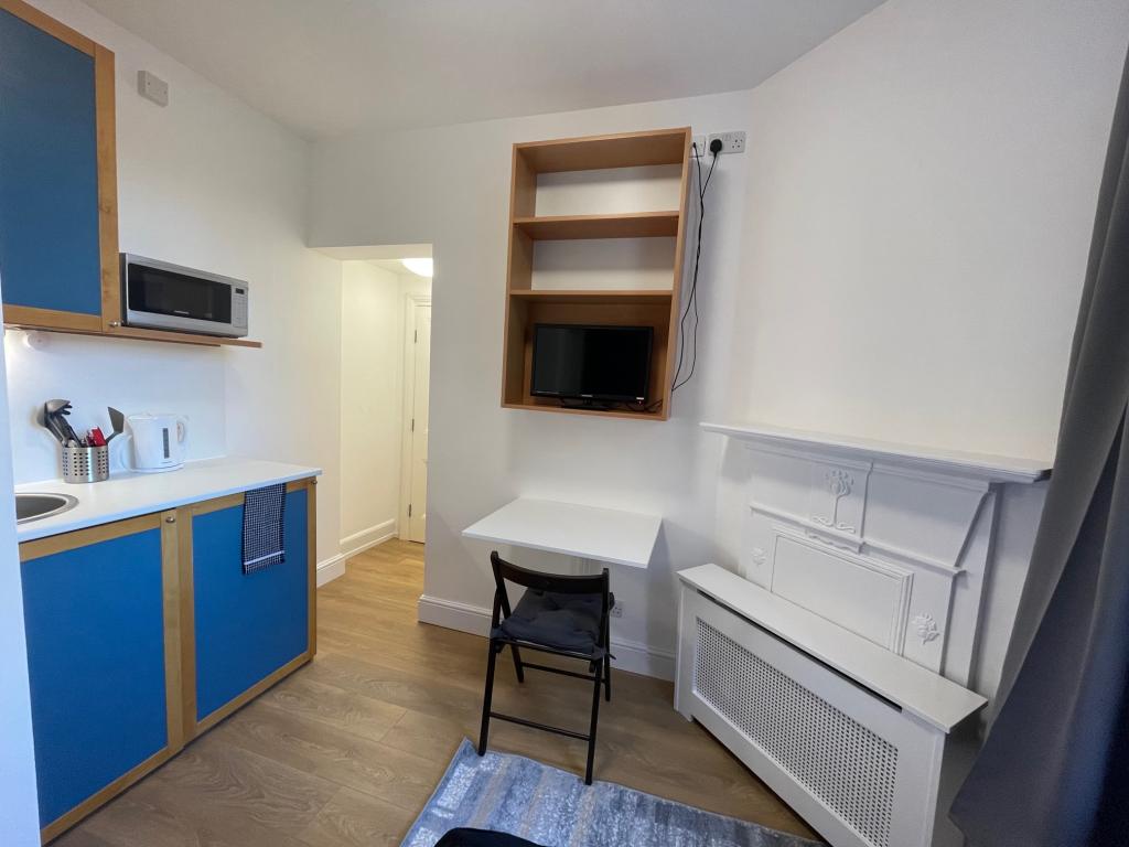 Room Fulham Palace Road in Greater London