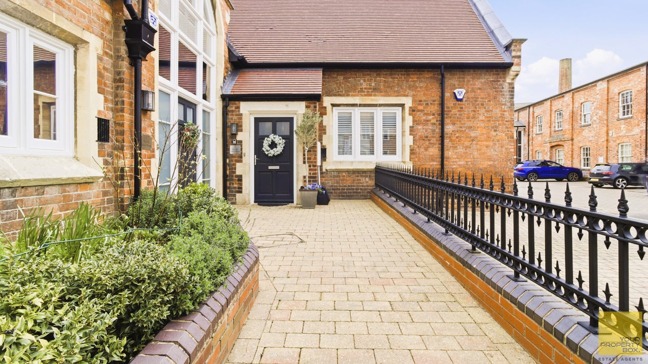 Flat Princes Drive in Worcester