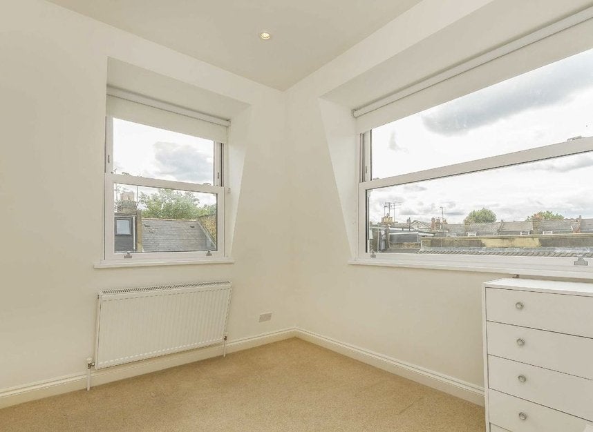 Flat Beryl Road in Greater London