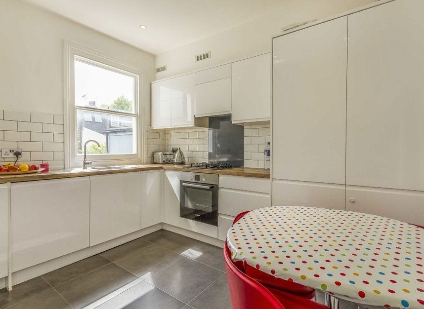 Flat Beryl Road in Greater London