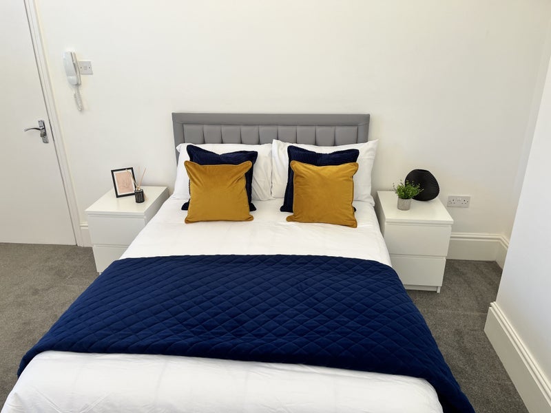 Room Cross Street in Chesterfield
