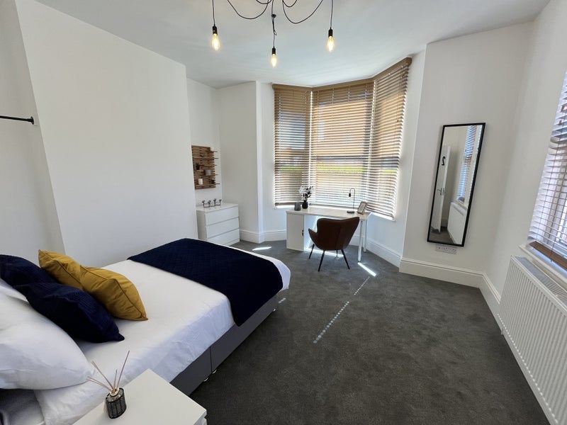 Room Cross Street in Chesterfield