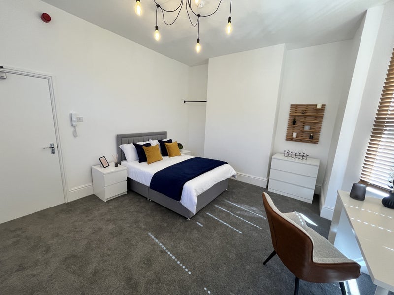 Room Cross Street in Chesterfield
