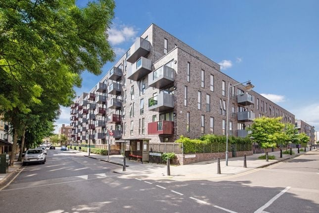 Flat Bermuda Way in Greater London