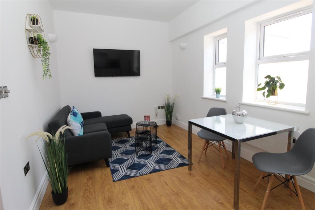 Flat Monthermer Road in Cardiff