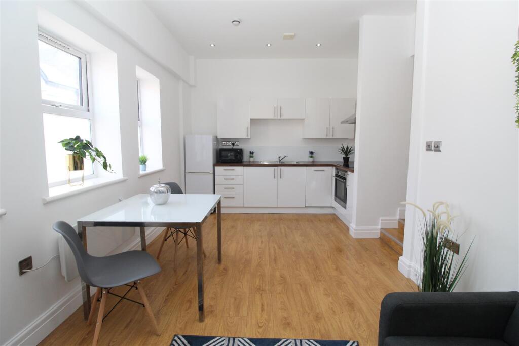 Flat Monthermer Road in Cardiff