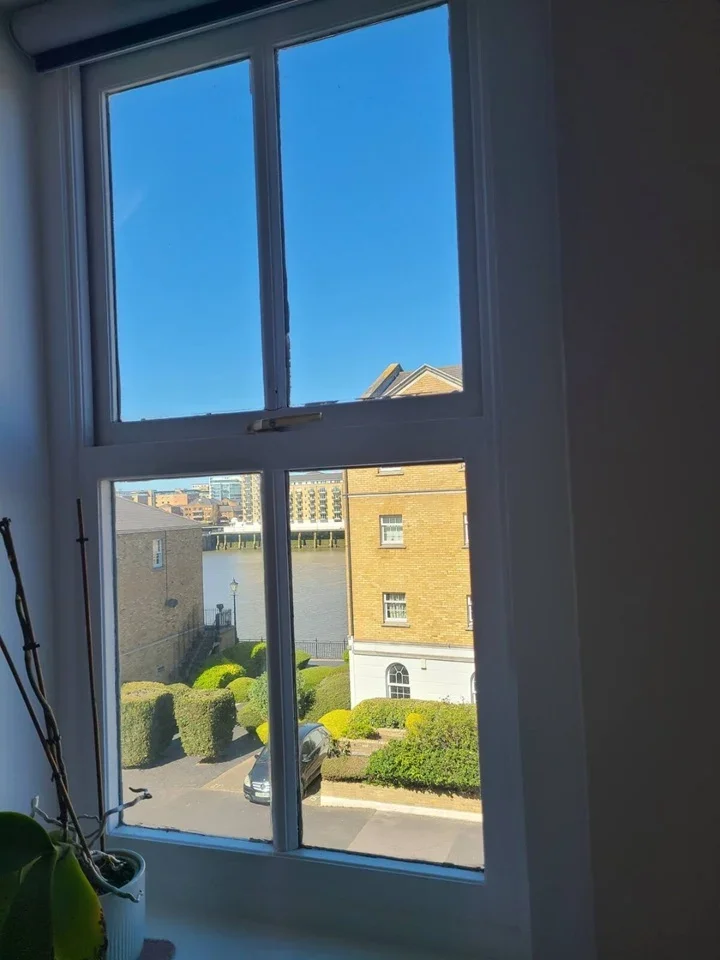 Flat Rotherhithe Street in Greater London