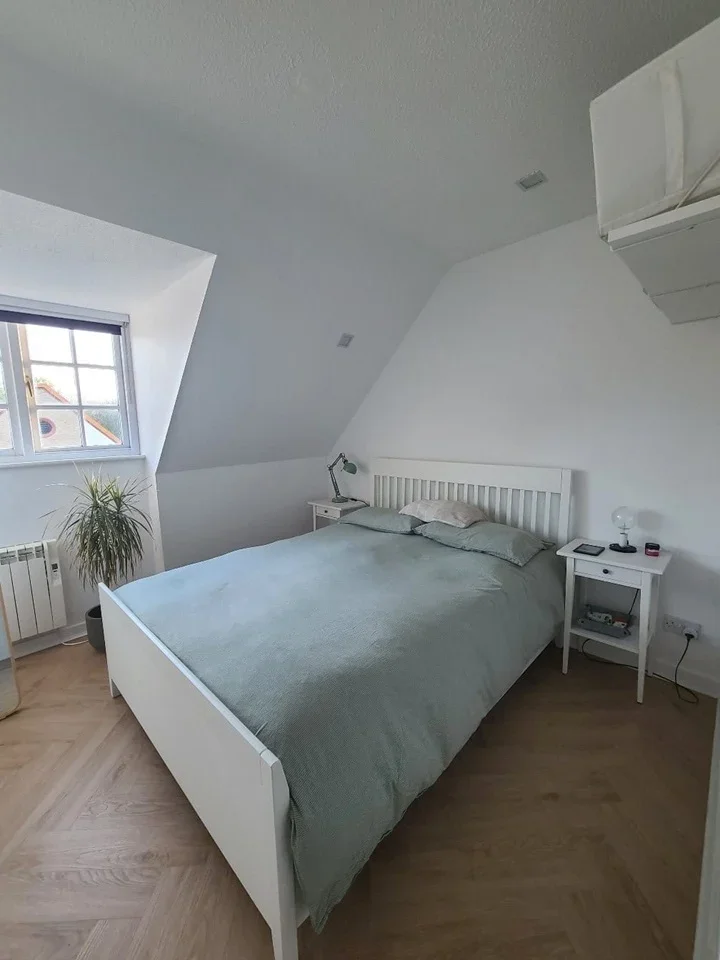 Flat Rotherhithe Street in Greater London