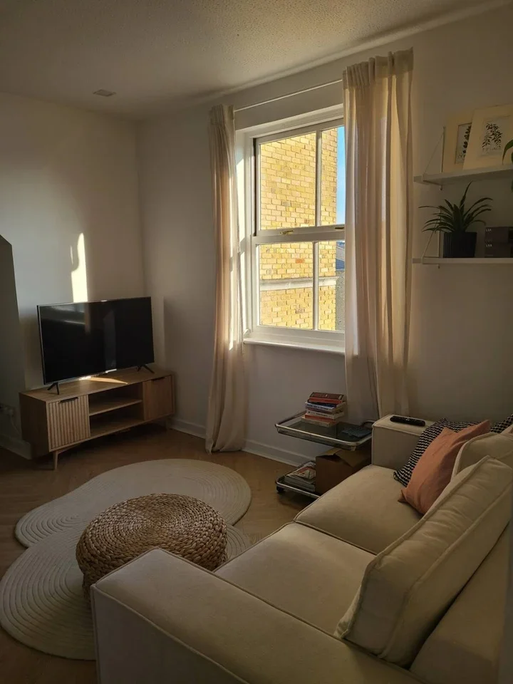 Flat Rotherhithe Street in Greater London