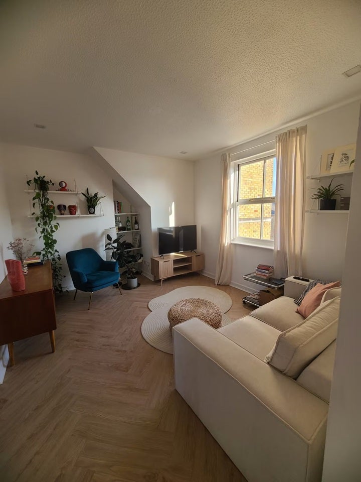 Flat Rotherhithe Street in Greater London