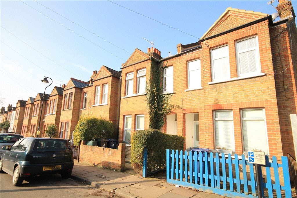 Flat Green Lane in Greater London
