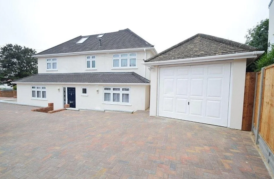 House Woodcote Avenue in Greater London