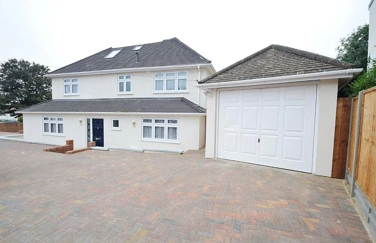 House Woodcote Avenue in Greater London