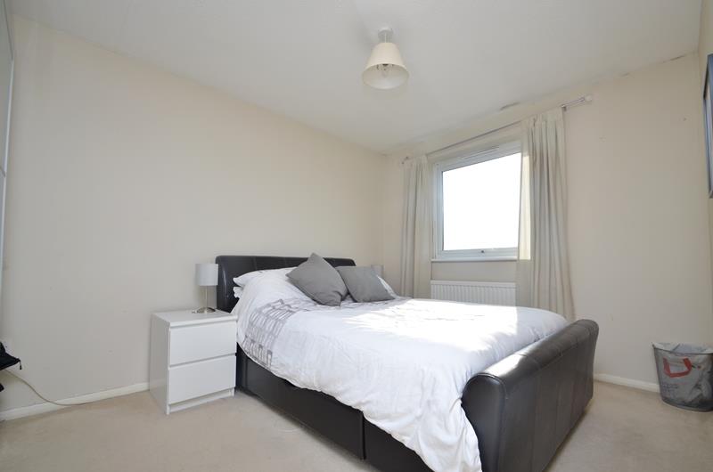 Flat Aylsham Drive in Greater London